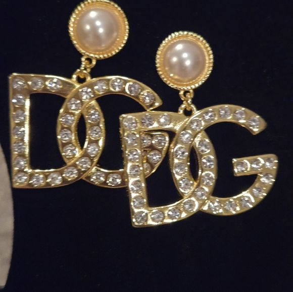 D&G 18kgp Elegant Gold and Pearl Earrings - Picture 2 of 9